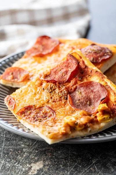 Házi Készítésű Olasz Pizza Darabjai Tálcán — Stock Fotó