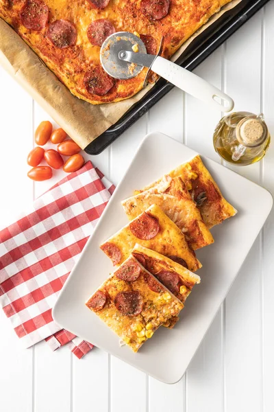 Házi Készítésű Olasz Pizza Darabjai Tányéron Felülnézet — Stock Fotó