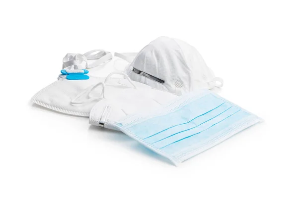 Trzy Różne Maski Ochronne Zapobieganie Koronawirusom Izolowanym Białym Tle — Zdjęcie stockowe