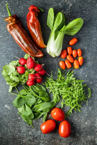 Różne Warzywa Arugula Rzodkiewki Szpinak Czerwona Papryka Pomidory Pak Choi — Zdjęcie stockowe