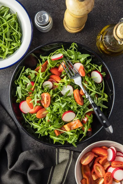 Insalata Rucola Fresca Con Ravanelli Pomodori Peperoni Rossi Sul Piatto — Foto Stock