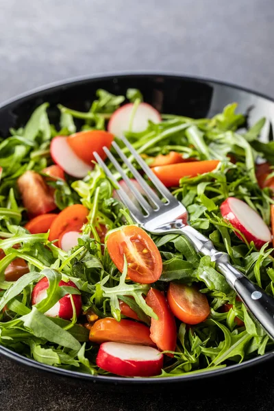 Insalata Rucola Fresca Con Ravanelli Pomodori Peperoni Rossi Sul Piatto — Foto Stock