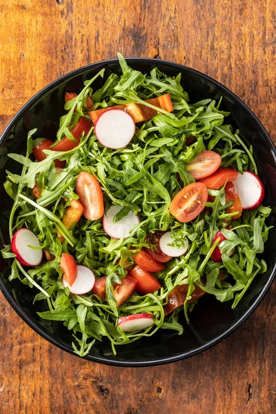 Insalata Rucola Fresca Con Ravanelli Pomodori Peperoni Rossi Sul Piatto — Foto Stock