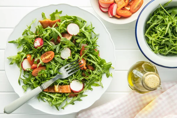 Insalata Rucola Fresca Con Ravanelli Pomodori Peperoni Rossi Sul Piatto — Foto Stock