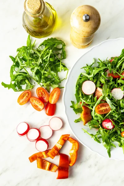 Fresh Arugula Salad Radishes Tomatoes Red Peppers Plate Top View — Stock Photo, Image