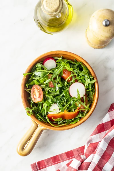 Insalata Rucola Fresca Con Ravanelli Pomodori Peperoni Rossi Ciotola — Foto Stock