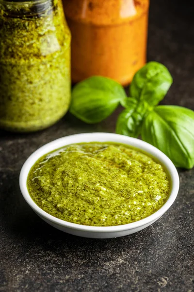 Sauce Trempette Pesto Basilic Vert Dans Bol Feuilles Basilic Sur — Photo