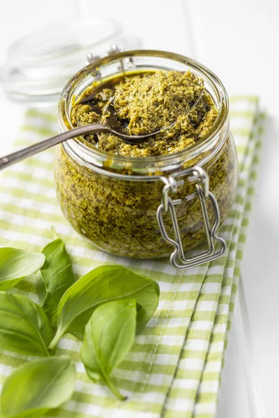 Zielona Bazylia Pesto Zanurzyć Sos Liści Bazylii Słoiku Serwetce Kratkę — Zdjęcie stockowe