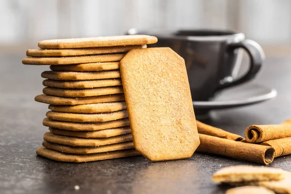 Süße Zimtkekse Leckere Kekse Auf Schwarzem Tisch — Stockfoto