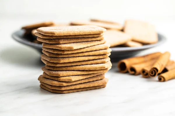 Biscoitos Canela Doces Biscoitos Saborosos Mesa Branca — Fotografia de Stock