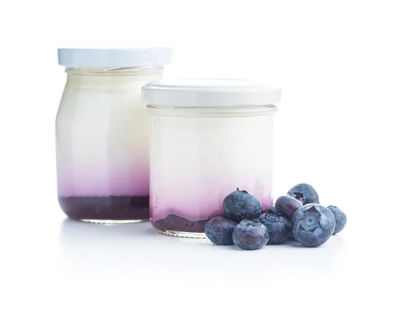 Iogurte Frutado Branco Jarra Mirtilos Isolados Fundo Branco — Fotografia de Stock