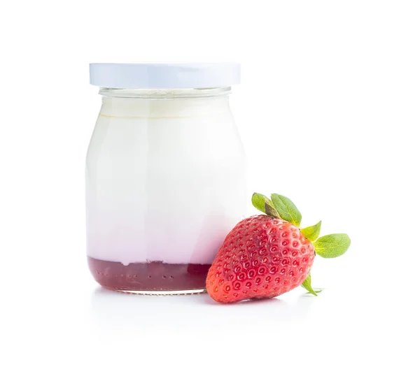 Witte Fruitige Yoghurt Pot Aardbeien Geïsoleerd Witte Achtergrond — Stockfoto