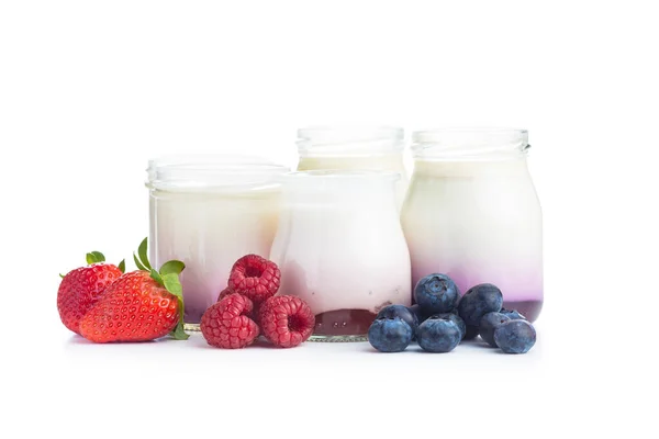 Witte Fruitige Yoghurt Potten Aardbeien Bosbessen Frambozen Geïsoleerd Witte Achtergrond — Stockfoto