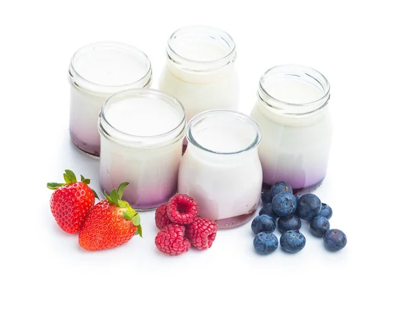Iogurte Frutado Branco Frasco Morangos Mirtilos Framboesas Isoladas Sobre Fundo — Fotografia de Stock