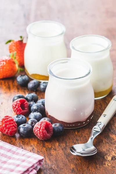 Iogurte Frutado Branco Jarra Mirtilos Framboesas Morangos Mesa Madeira — Fotografia de Stock