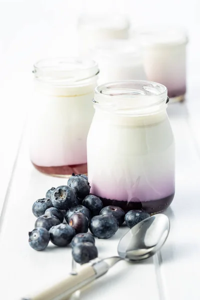 Yogurt Bianco Fruttato Barattolo Mirtilli Sul Tavolo Bianco — Foto Stock