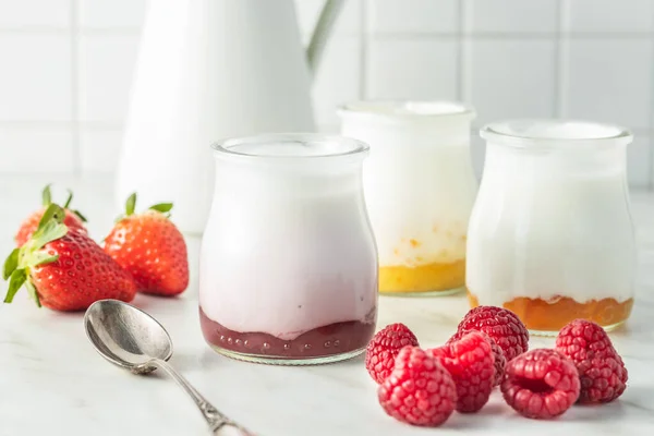 Yogurt Bianco Fruttato Vaso Lamponi Tavolo Bianco — Foto Stock