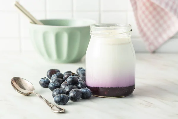 Vit Fruktig Yoghurt Burk Och Blåbär Vitt Bord — Stockfoto