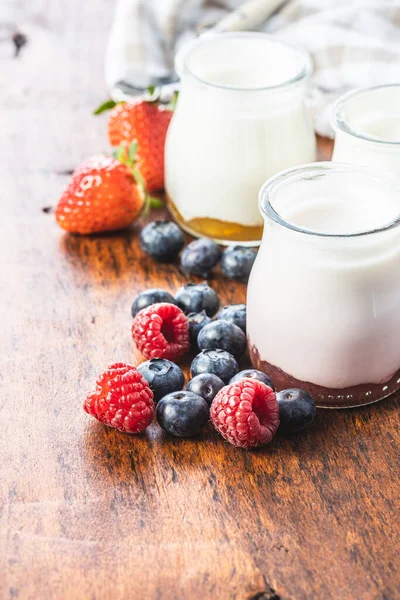 Witte Fruitige Yoghurt Pot Bosbessen Frambozen Aardbeien Houten Tafel — Stockfoto