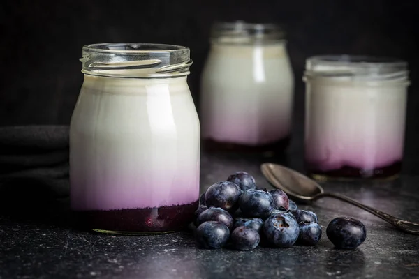 Iogurte Frutado Branco Jarra Mirtilos Mesa Cozinha Preta — Fotografia de Stock
