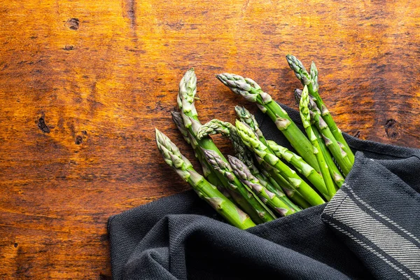 新鮮な緑のアスパラガス 木製のテーブルの上に健康的な季節の野菜 トップ表示 — ストック写真