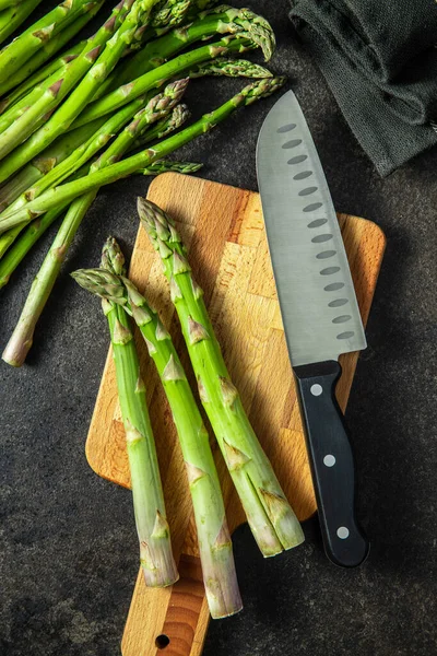新鲜的绿色芦笋 切菜板上有健康的季节性蔬菜 顶部视图 — 图库照片