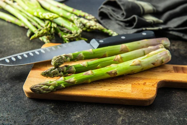 新鮮な緑のアスパラガス まな板の上の健康的な季節の野菜 — ストック写真
