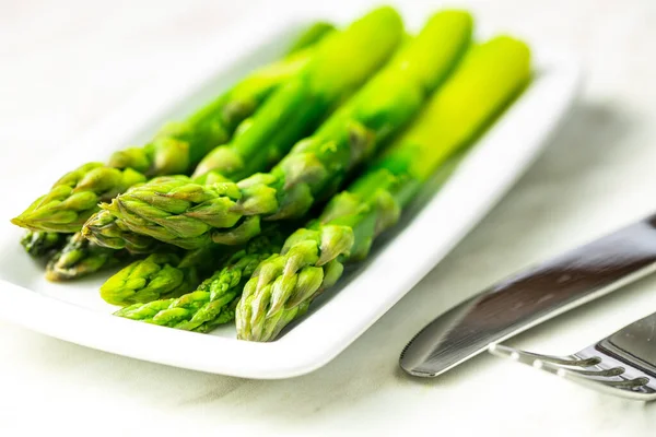 煮绿色芦笋 盘中健康的季节性蔬菜 — 图库照片