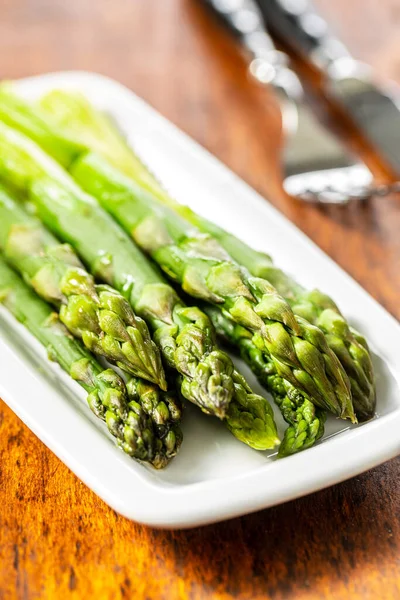 緑色のアスパラガスを調理 プレート上の健康的な季節の野菜 — ストック写真