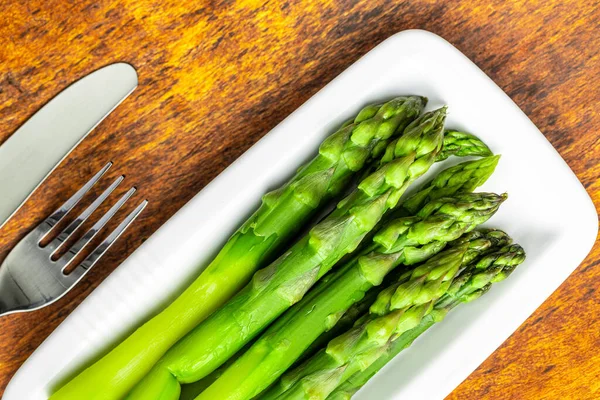 緑色のアスパラガスを調理 プレート上の健康的な季節の野菜 — ストック写真