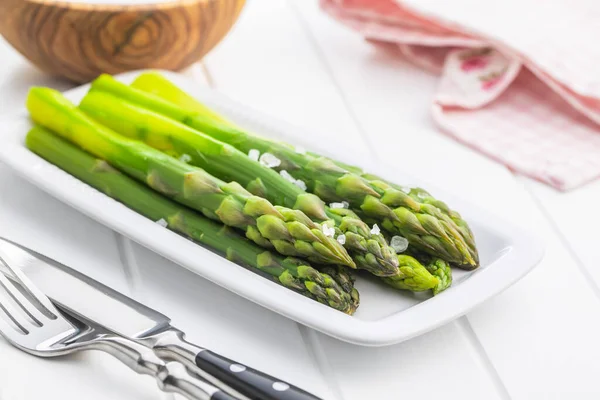 緑色のアスパラガスを調理 プレート上の健康的な季節の野菜 — ストック写真