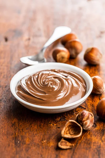 Édes Mogyoró Csokoládé Krém Tálban Fából Készült Asztalon — Stock Fotó