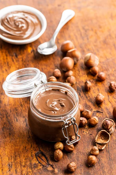 甘いヘーゼルナッツが広がりました 瓶の中のチョコレートクリーム — ストック写真