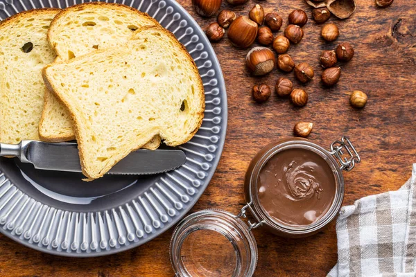 Hazelnootpasta Toast Brood Chocolade Crème Houten Tafel Bovenaanzicht — Stockfoto