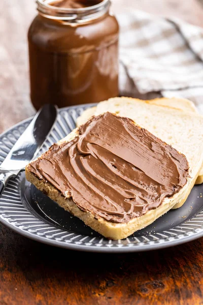 Toast Chléb Lískovým Pomazáním Sladká Čokoládová Smetana Talíři — Stock fotografie