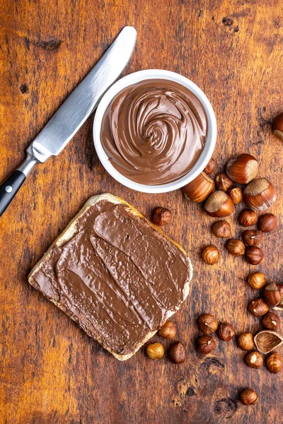 Fındıklı Tost Ekmeği Tahta Masada Çikolatalı Krema Üst Görünüm — Stok fotoğraf