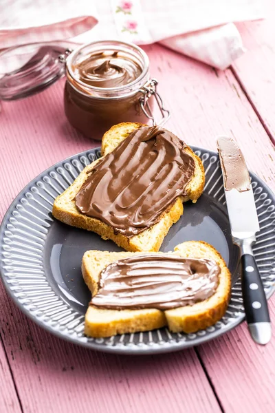 Τοστ Φουντούκι Γλυκιά Κρέμα Σοκολάτας Στο Πιάτο — Φωτογραφία Αρχείου