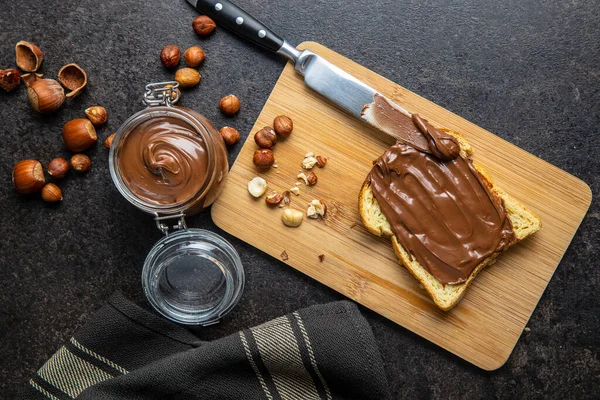 Pan Tostado Con Avellana Untada Crema Chocolate Dulce Tabla Cortar —  Fotos de Stock