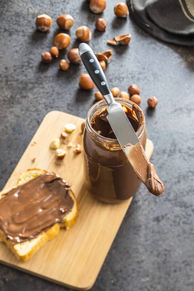 Avellana Untada Pan Tostado Crema Chocolate Tabla Cortar —  Fotos de Stock