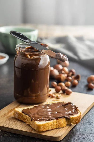 Pão Torrado Com Avelã Espalhada Creme Chocolate Doce Tábua Corte — Fotografia de Stock