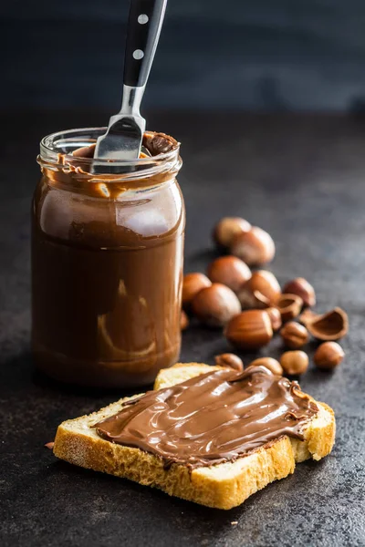 Roti Panggang Dengan Hazelnut Menyebar Cokelat Krim Manis Meja Dapur — Stok Foto
