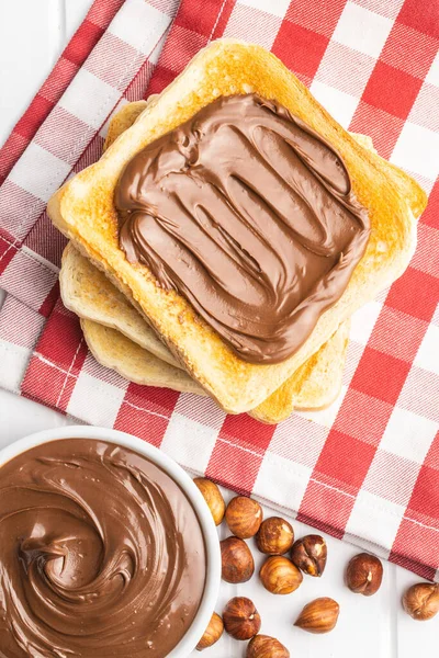 Torradas Pão Com Avelã Espalhadas Guardanapo Xadrez Doce Creme Chocolate — Fotografia de Stock