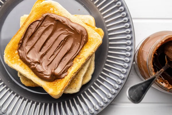 Toastbrot Mit Haselnussaufstrich Auf Teller Süße Schokoladencreme Ansicht Von Oben — Stockfoto