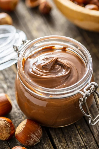Kacang Hazelnut Manis Menyebar Cokelat Krim Dalam Guci Atas Meja — Stok Foto
