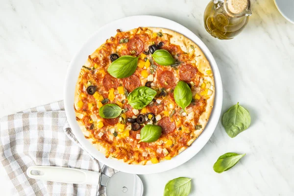 Savoureuse Pizza Salami Pizza Avec Feuilles Basilic Sur Assiette Vue — Photo