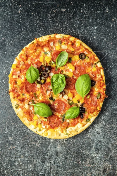 Pizza Salami Savoureuse Avec Feuilles Basilic Sur Table Cuisine Vue — Photo