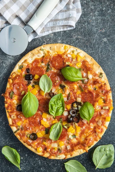 Pizza Salami Savoureuse Avec Feuilles Basilic Sur Table Cuisine Vue — Photo
