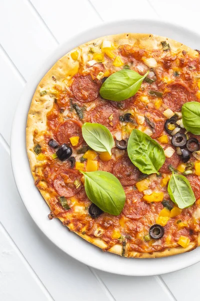 Finom Szalámi Pizza Pizza Bazsalikom Levelekkel Tányéron Felülnézet — Stock Fotó