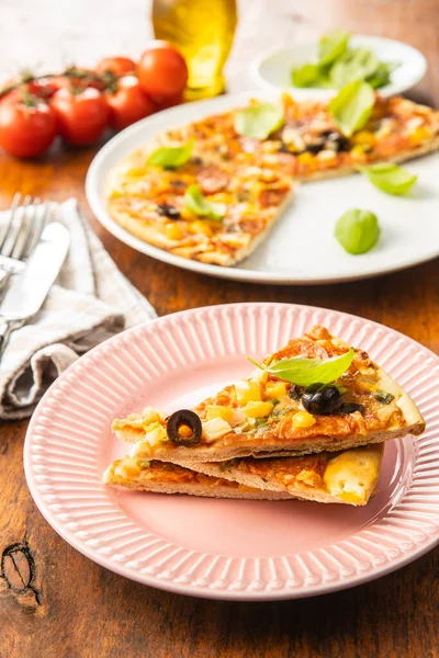 Lezzetli Salamlı Pizza Tabakta Fesleğen Yapraklı Dilimlenmiş Pizza — Stok fotoğraf