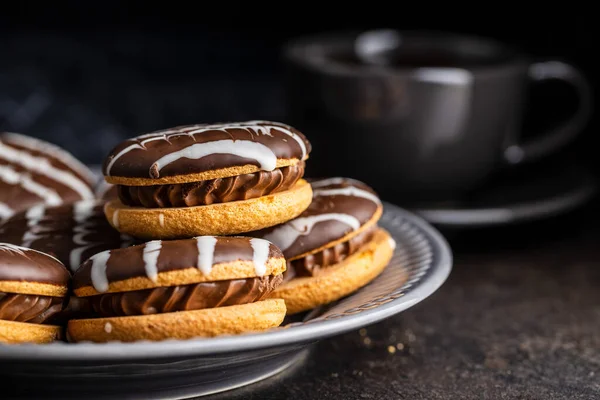 Söt Dessert Med Chokladgrädde Och Chokladglasyr Tallriken — Stockfoto